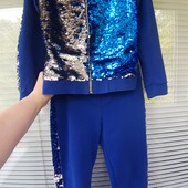 Стильний костюм з паєтками-переверт. на 7-9 років
