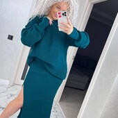 Женский вязаный костюм с юбкой миди разрез