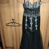 Бомбезна вечірня сукня з відкритими плечима, не пропустіть.