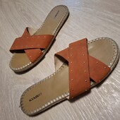 Фірмові шльопанці!