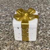 Керамічна світлодіодна лампа у формі подарунка, розмальована в білий та золотий