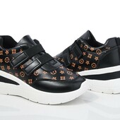 Кросівки жіночі