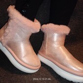 Жіночі уггі.