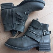 Демі черевики з пряжкою і заклепками 39 розмір устілка-26