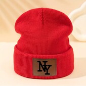 красная трикотажная шапка-бини с нашивкой в виде логотипа «NY»