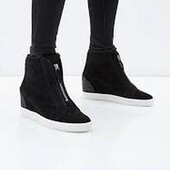 Черные замшевые ботинки на танкетке