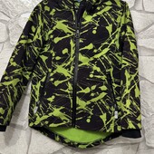 дитяча куртка-софтшелл чорного кольору із яскравим салатовим принтом