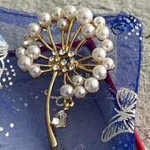 Просто шикарная брошь Одуванчик,украшена белыми цирконами и жемчугом майорка,высота 5.2 см/3 см