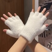 Стильні білосніжні безпальчикові рукавички з м’якої вязки