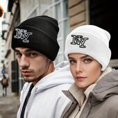 Жіноча шапка-біні з написом NY червоного кольору