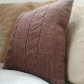 Декоративна в'язана подушка ручної роботи з косами