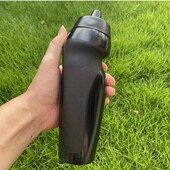 600 мл пляшка для води з матеріалу PE легка і необхідна,не виливається!Якість супер!Для спорту!