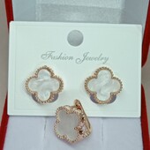 Очаровательные серьги с белым перламутром в стиле Van Cleef. Мед.сплав (сталь).