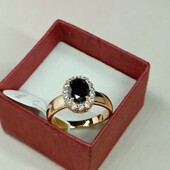Очаровательное кольцо с чёрным алпанитом и фианитами. Размер 17. Позолота 585 пробы 18К.