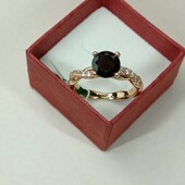 Очаровательное кольцо с чёрным алпанитом и фианитами. Размер 19. Позолота 585 пробы 18К.