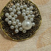 Просто шикарная брошь,украшена под жемчуг,в диаметре 4.5 см