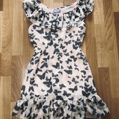 Пудровое платье с воланом