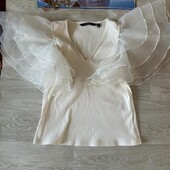 Светлая футболка с красивыми рукавами