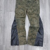 Джинсы Zara в стиле милитари с кожей натуральной