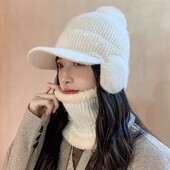 Жіноча тепла в’язана шапка з козирком та помпоном біла або чорна