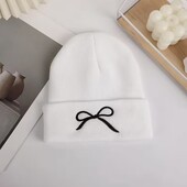 Стильна білосніжна шапка з вишивкою бантика — невід'ємний аксесуар холодної пори!