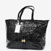 Чорна лакована сумка-тоут Enrico Coveri з тисненням.