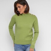 Кофтинка з декоративними ґудзиками.