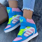 Женские Кожаные Сникерсы Adidas. производство Вьетнам. смотрите размер по стельке они маломерят.