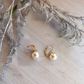 Золотисті сережки з перламутровою намистиною