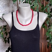 Красные деревянные бусы на резинке.