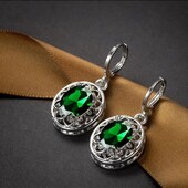 Яскраві сережки з підвісками.