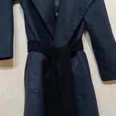 Пальто темно-синього кольору. Пояс втрачено. Доложу чорного кольору