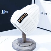 Білосніжна шапка у трендовому стилі Нюанс