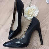 Класичні лакові туфлі на підборах 38 розмір.Читайте опис!
