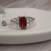 Срібна каблучка з червоним фіанітом 18розміру