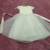 Нарядное платье для девочки одето один раз,