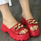 Жіночі шльопанці прикрашені ланцюжком на тракторній підошві.