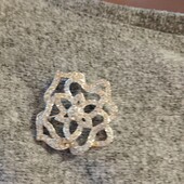 Посріблена брошка зі стразами