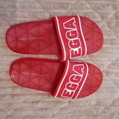 Червоні шльопанці 