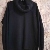 Фактурний чорний светр з горловиною 