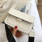 Маленька сумочка на регульованому ремінці