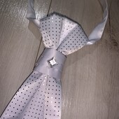 В ідеалі святкова краватка.