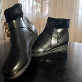 Женские новые ботинки 42 размера.