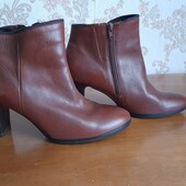 Шкіряні, на байці, хороші черевички. Майже нові.