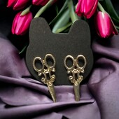 Ніжні маленькі сережки-гвоздики ножиці.