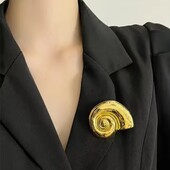 Брошка акцентна, велика, об'ємна, випукла, мушля, равлик, м'яте золото, медсталь позолота 18к, тренд