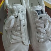Білі базові кросівки 36,37,38