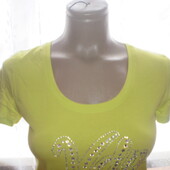 Яркая женская футболка