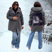 Жіноча подовжена парка куртка з капюшоном на овчіні та принтом на спині.