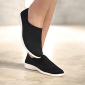 Жіночі базові стречові макасини на білой підошві в чорному кольорі.